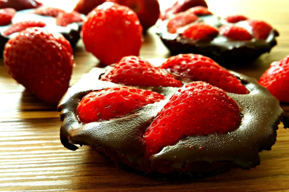 Çilekli Çikolatalı Mini Tart tarifi