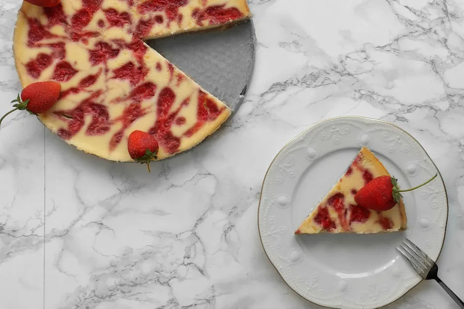 Çilekli İnce Cheesecake tarifi