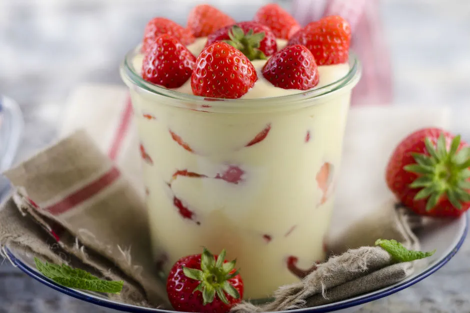 Çilekli Bisküvili Puding tarifi