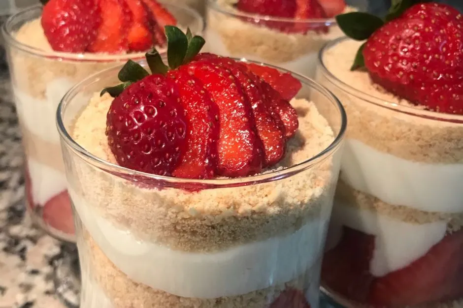 Yumurtasız Çilekli Manolya Tatlısı tarifi
