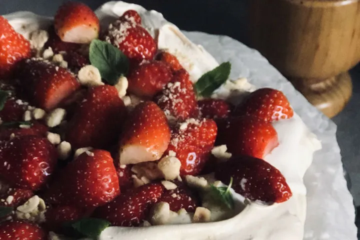 Çilekli Pavlova tarifi