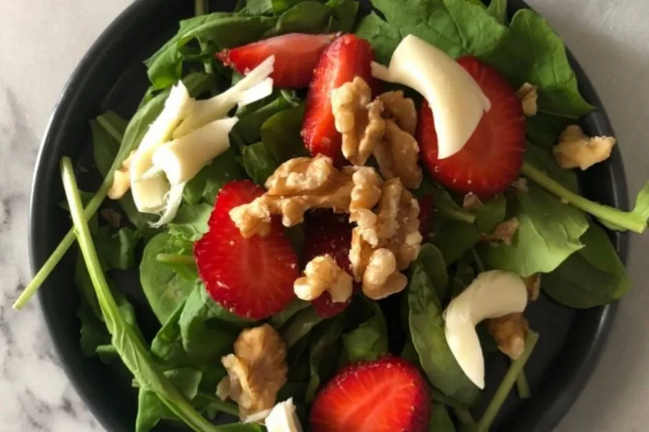 Çilekli Roka Salatası tarifi