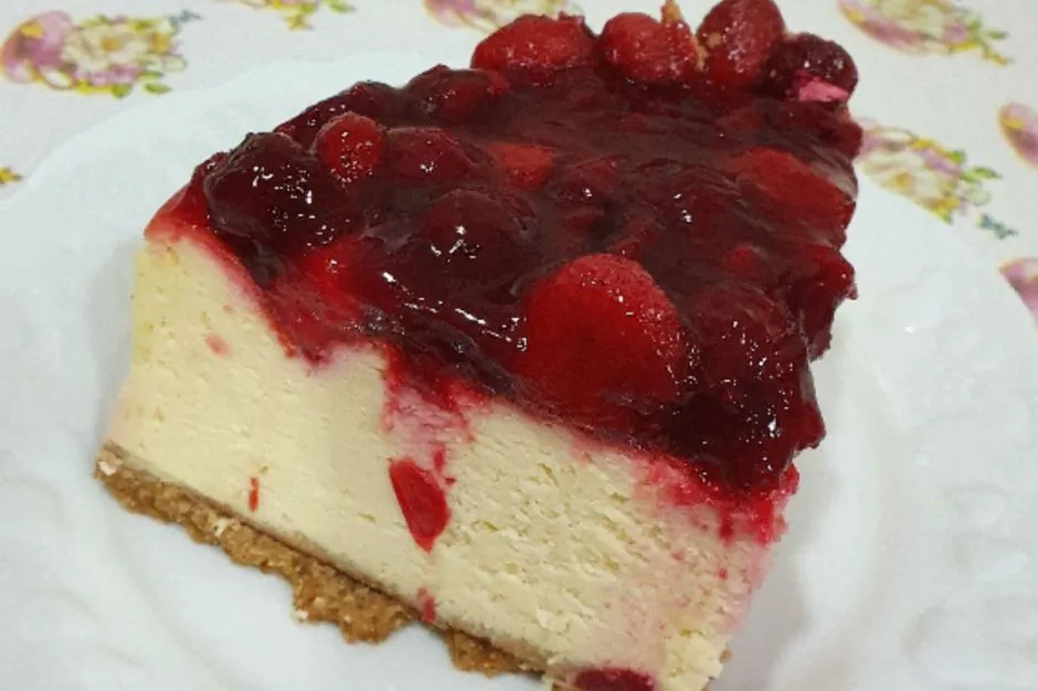 Çilekli ve Vişneli Cheesecake tarifi