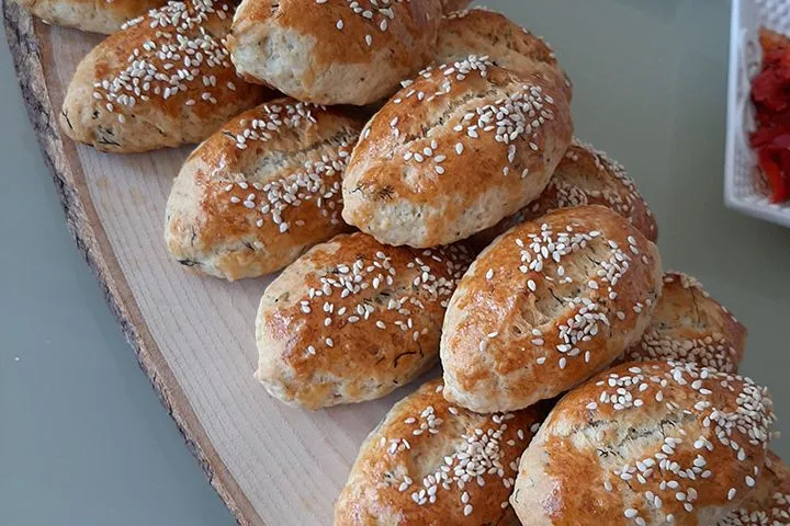 Dereotlu Karnıyarık Poğaça tarifi
