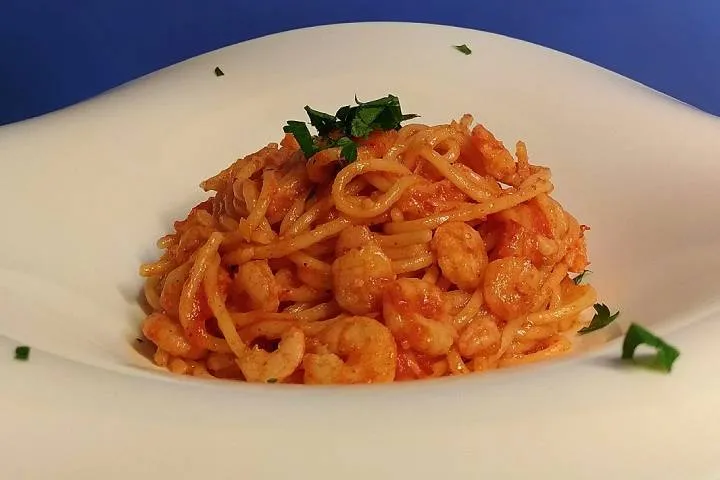 Domates Soslu Karidesli Spagetti tarifi