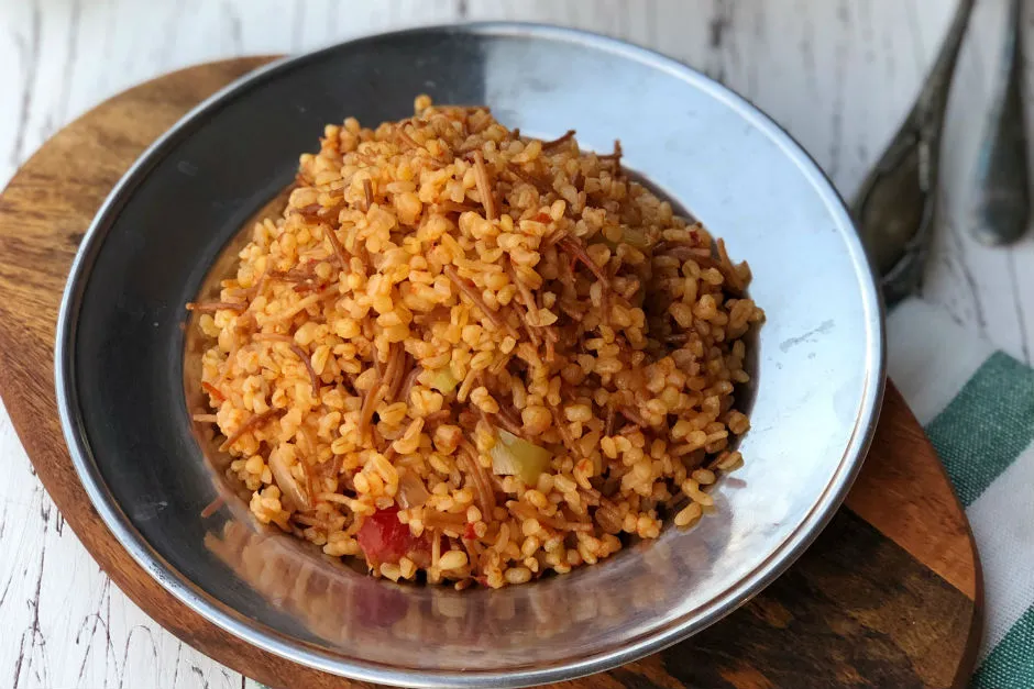 Domatesli Biberli Tel Şehriyeli Bulgur Pilavı tarifi