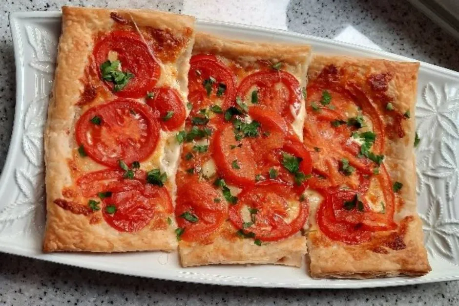 Domatesli Kaşarlı Milföy tarifi