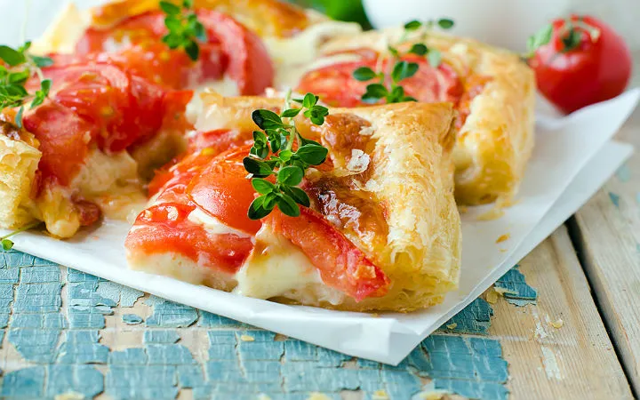 Milföy Hamurundan Domatesli Kolay Tart tarifi