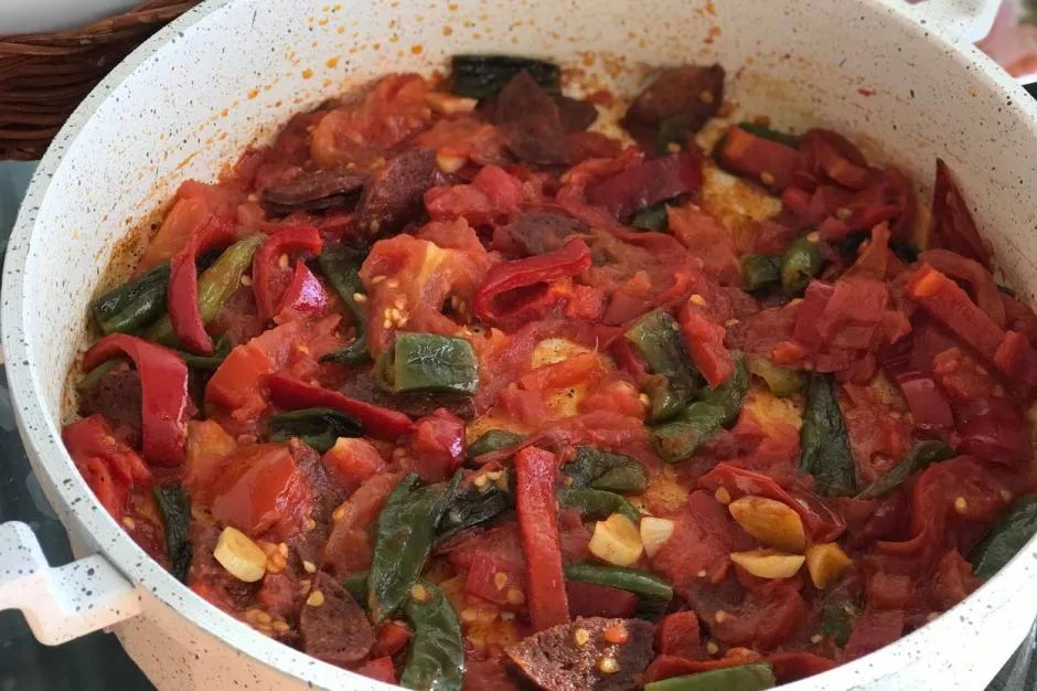 Domatesli ve Biberli Sucuk tarifi