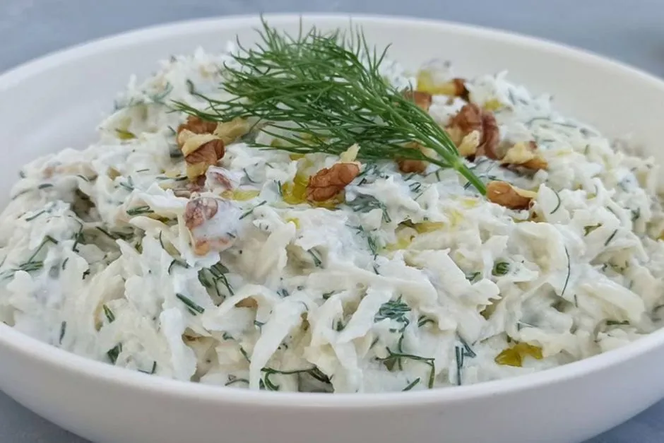 Doyurucu Cevizli Yoğurtlu Salata tarifi