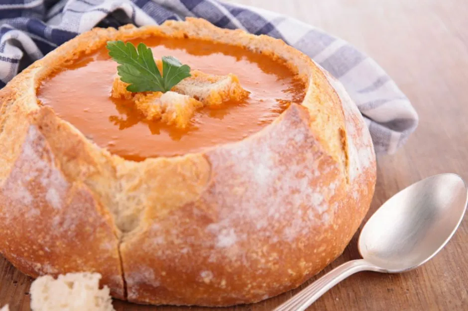 Ekmek Çanağında Domates Çorbası tarifi