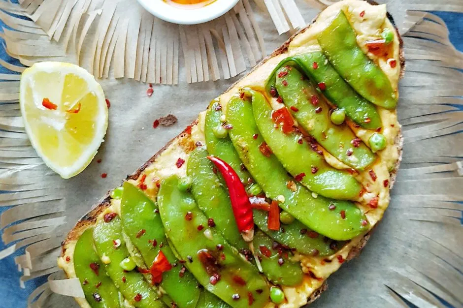 Ekmek Üstü Humuslu Sultani Bezelye tarifi