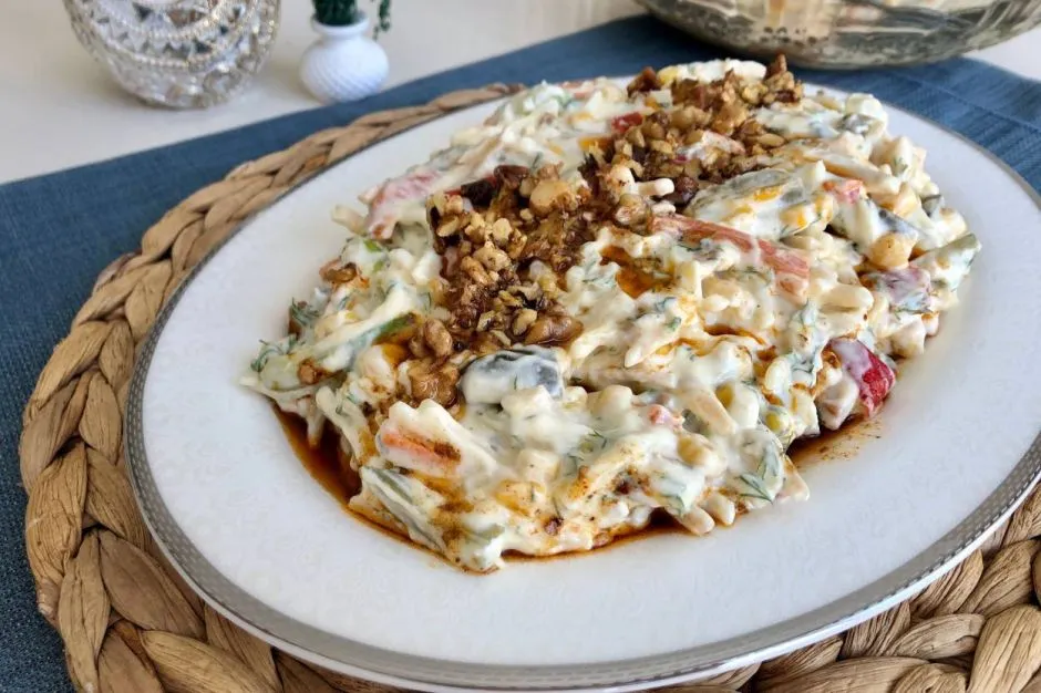 Erişteli Yoğurtlu Sebze Salatası tarifi