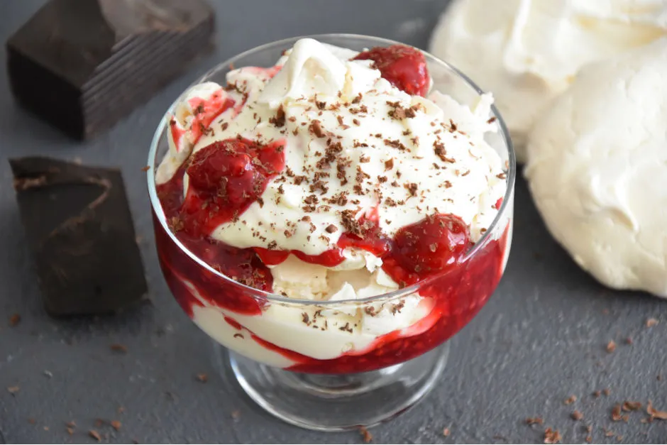 Orman Meyveli Eton Mess Tatlısı tarifi