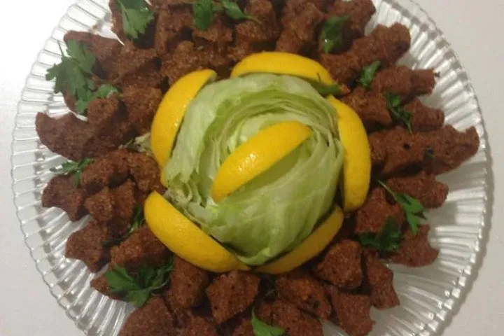 Ev Yapımı Etsiz Çiğ Köfte tarifi