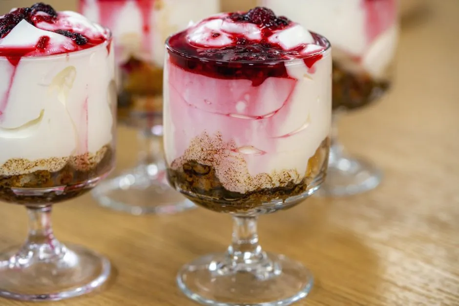 Türk Kahveli ve Böğürtlenli Kolay Tiramisu tarifi
