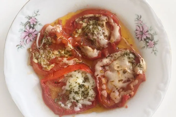 Fesleğenli Domatesli Kahvaltılık tarifi