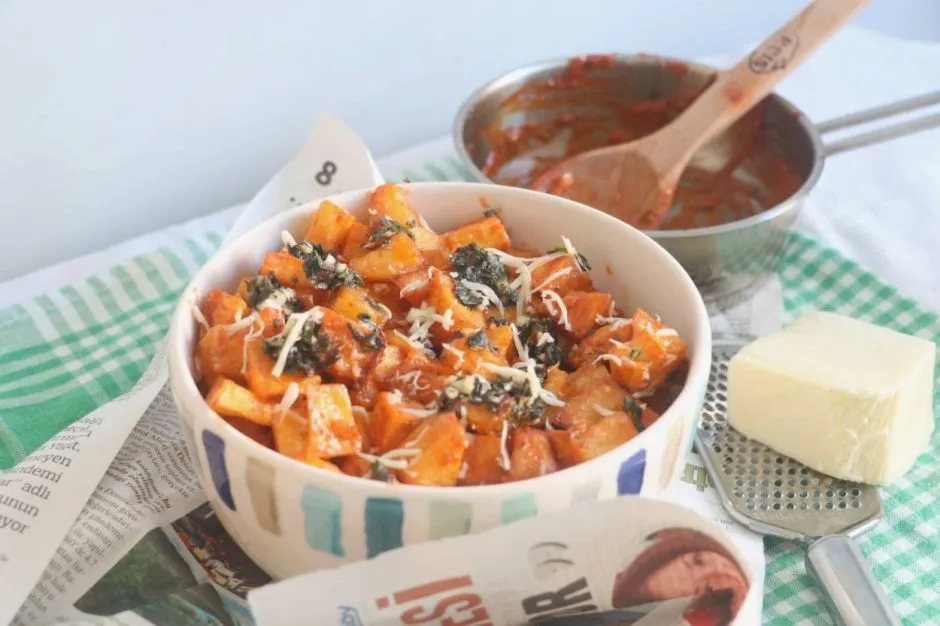 Fesleğenli Patates Bravas tarifi