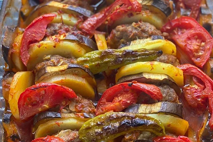Fırında Sebzeli Köfte Dizmesi tarifi