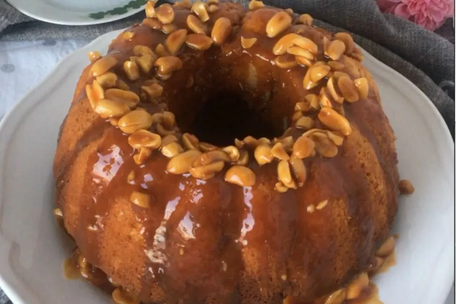 Fıstık Ezmeli Karamel Soslu İki Renkli Kek tarifi