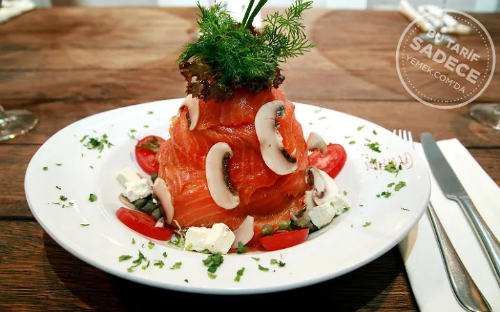 Füme Somon Salatası tarifi