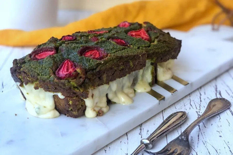 Glutensiz Ispanaklı Çilekli Kek tarifi