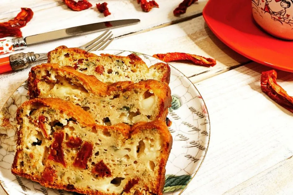 Glutensiz Kuru Domatesli Kek tarifi