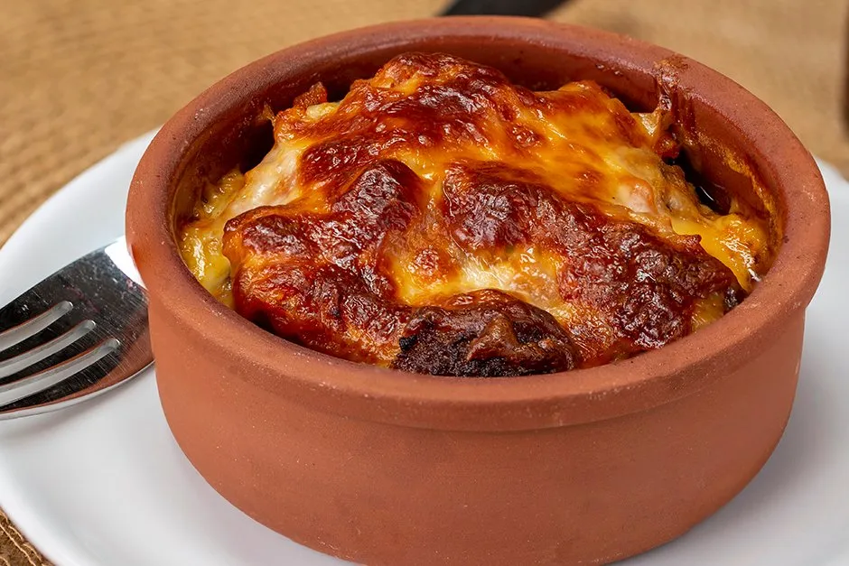 Güveçte Soslu Köfte tarifi