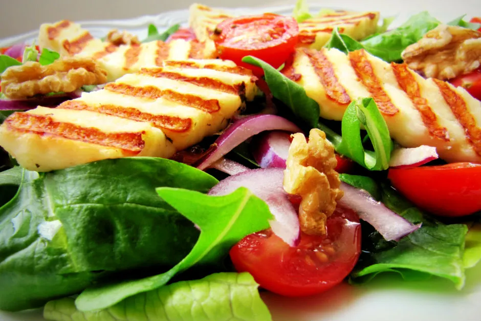 Hellimli Ispanak Salatası tarifi
