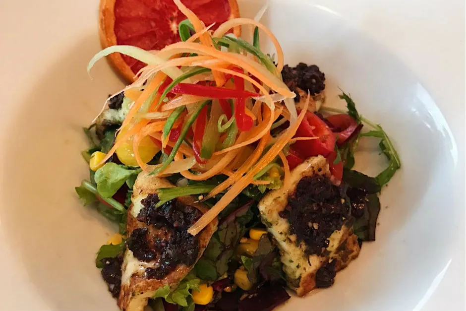 Tapenade Soslu Hellim Salatası tarifi