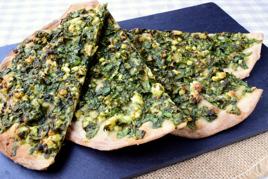 Ispanaklı Peynirli Lahmacun tarifi