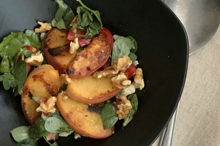 Izgara Şeftalili Semizotu Salatası tarifi