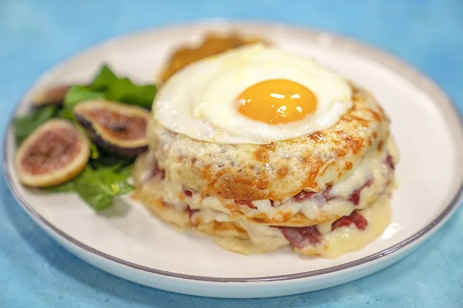 Bazlama Ekmeğinden Croque Madame tarifi