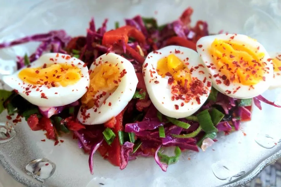 Kapya Biberli Haşlanmış Yumurta Salatası tarifi