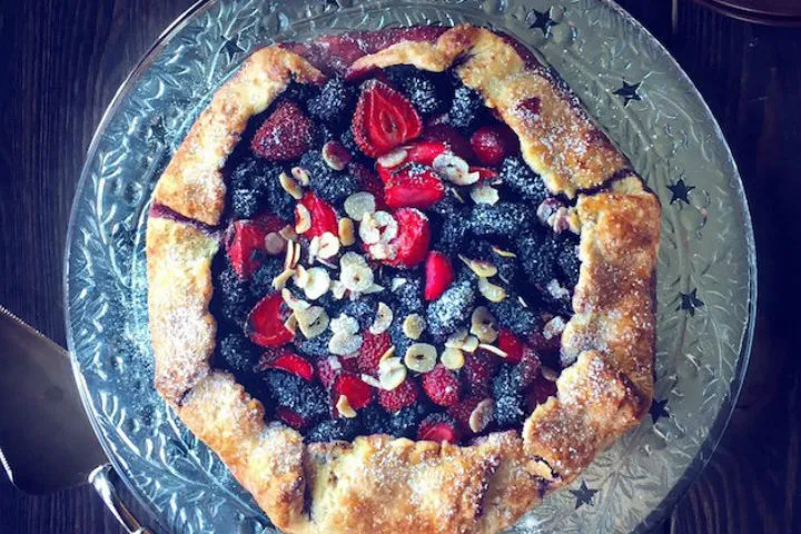 Karadut ve Çilekli Galette tarifi