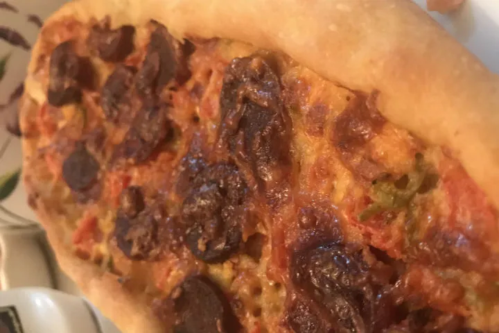 Kavurmalı Sucuklu Kahvaltılık Pide tarifi