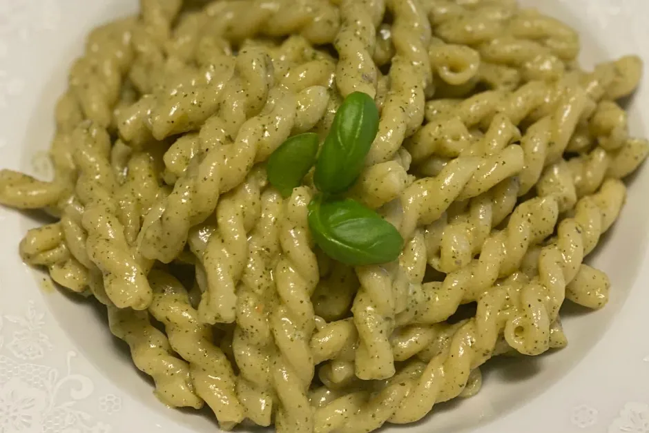 Kolay Pesto Soslu Makarna tarifi