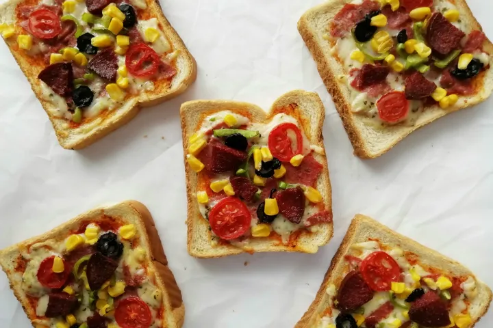Kolay Ekmek Pizza tarifi