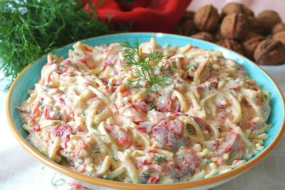 Köz Biberli Cevizli Erişte Salatası tarifi