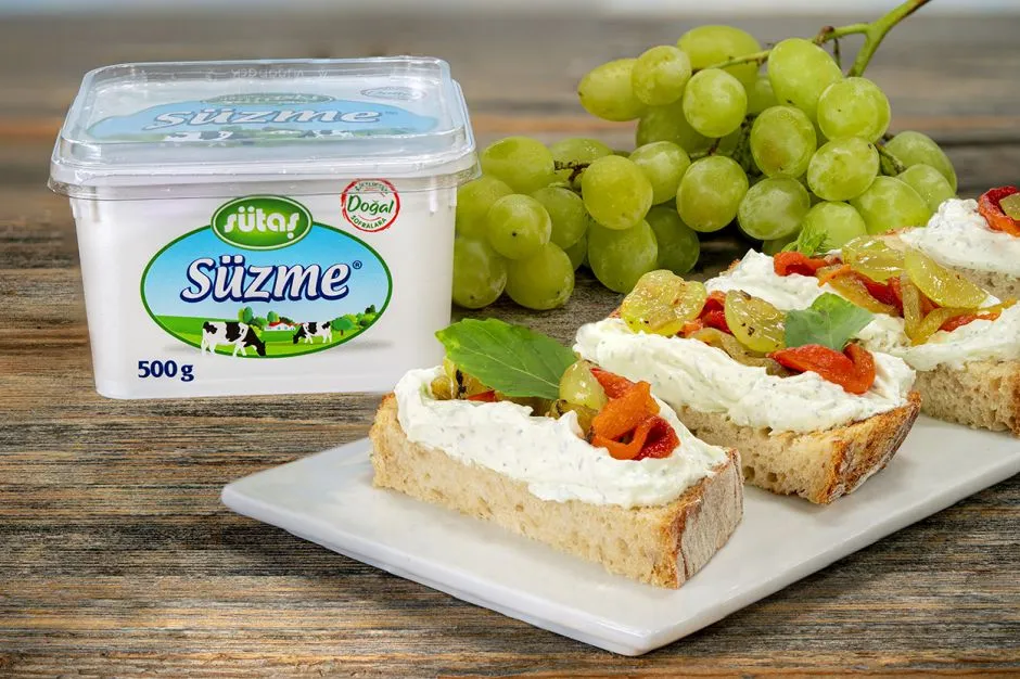 Ekmek Üzeri Taze Otlu Süzme ve Köz Biber Salatası tarifi