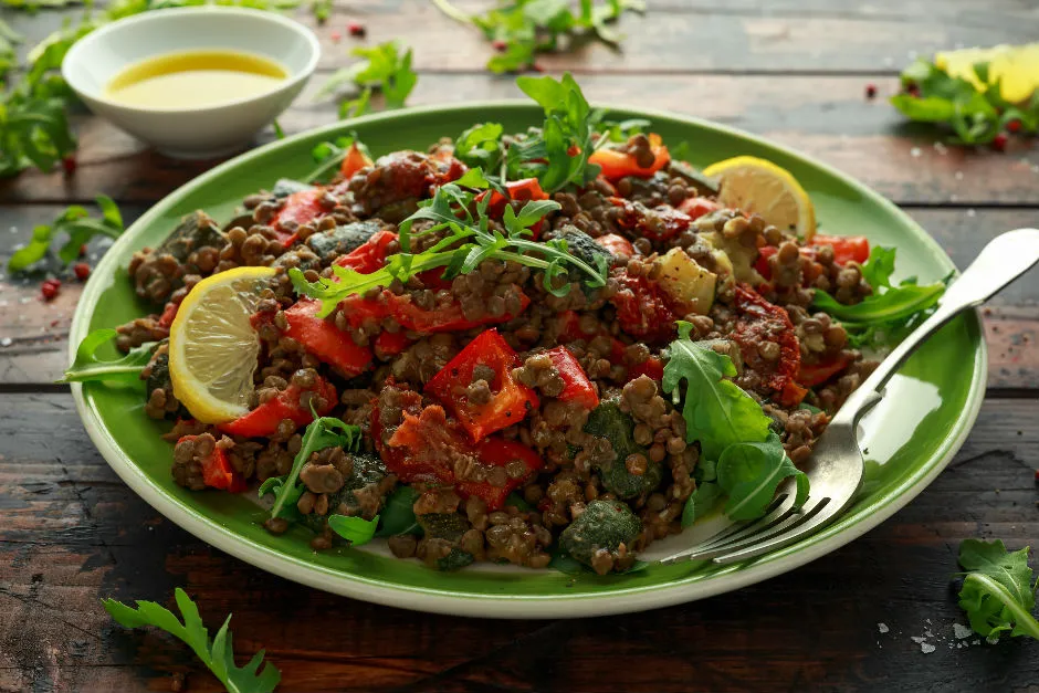 Köz Biberli Yeşil Mercimek Salatası tarifi