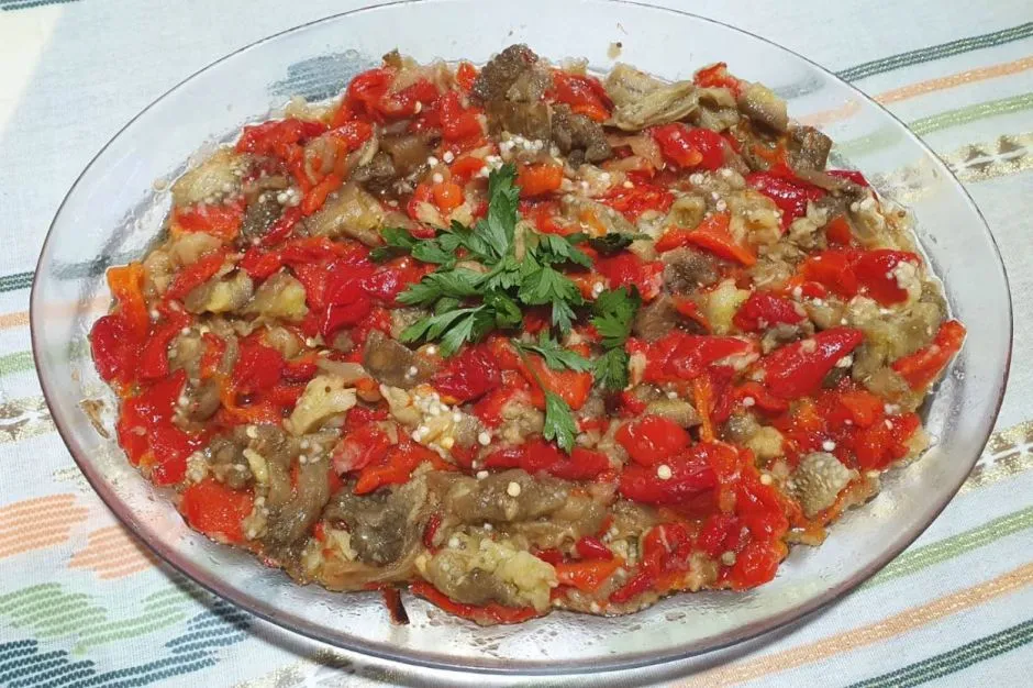 Köz Patlıcan ve Biber Salatası tarifi