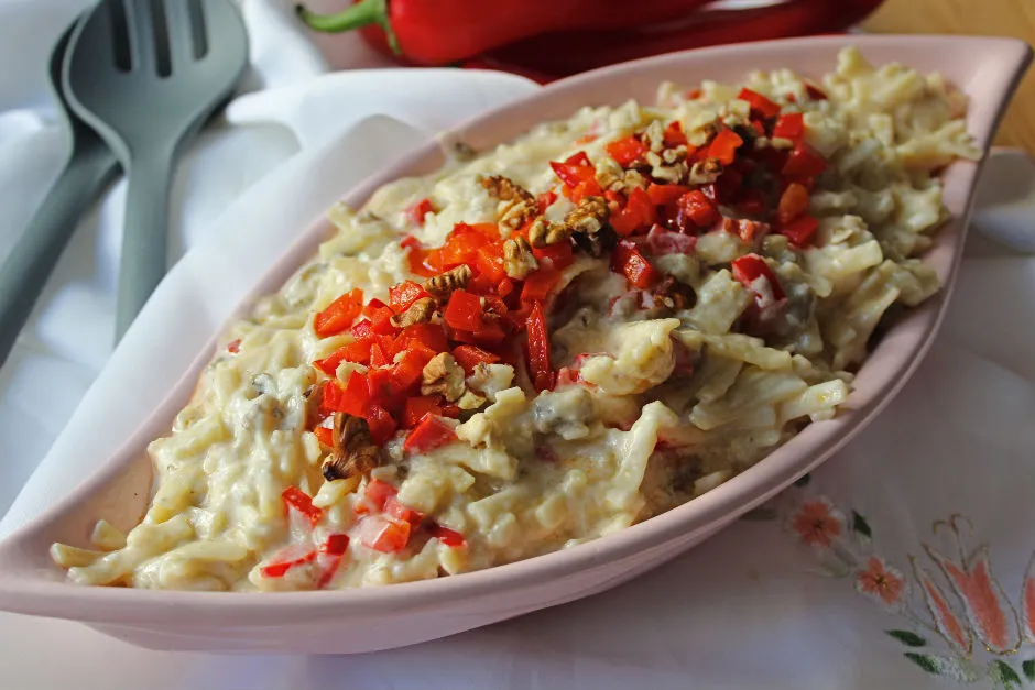 Köz Patlıcanlı Erişte Salatası tarifi