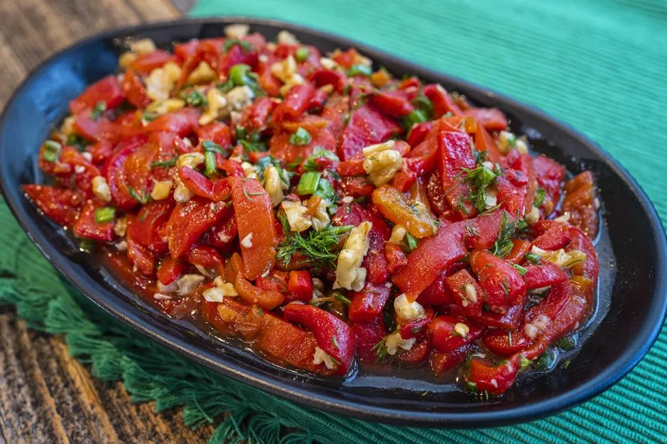 Közlenmiş Biber Salatası tarifi