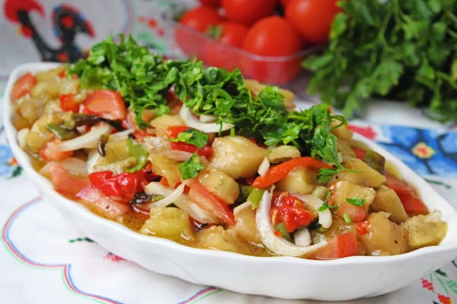Közlenmiş Patlıcan Salatası tarifi