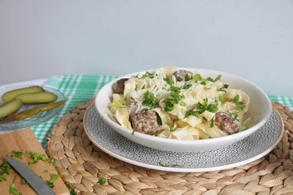 Krema Soslu Köfteli Makarna tarifi