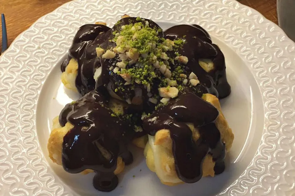 Kremalı Çikolatalı Profiterol tarifi