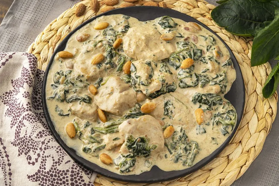 Kremalı, Ispanaklı ve Bademli Tavuk tarifi