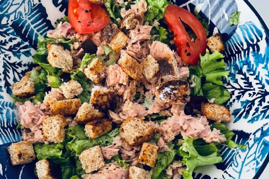 Krutonlu Ton Balıklı Salata tarifi