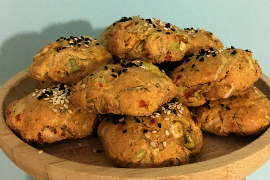 Kuru Domates ve Pırasalı Tam Buğday Poğaça tarifi